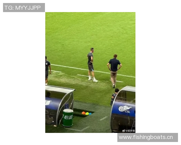 申花主帅斯卢茨基现场观战德约科维奇比赛享受偷闲时光